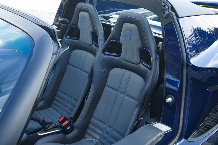 Интерьер Lotus Elise Sport 220 Special Colour Edition 2020 года  (JP) (фото 20 из 33)